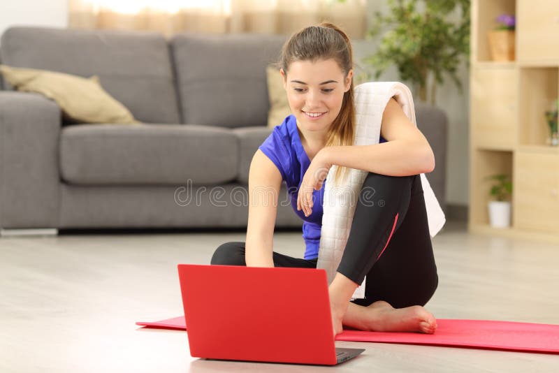 Mulher da aptidão que seleciona o curso antes do exercício fotos de stock Mulher da aptidão que seleciona o curso antes do exercício fotos de stock
