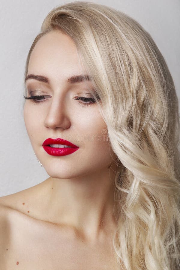 Mulher da beleza com composição perfeita Composição profissional bonita do feriado Bordos e pregos vermelhos Cara do ` s da menin imagem de stock Mulher da beleza com composição perfeita Composição profissional bonita do feriado Bordos e pregos vermelhos Cara do ` s da menin imagem de stock