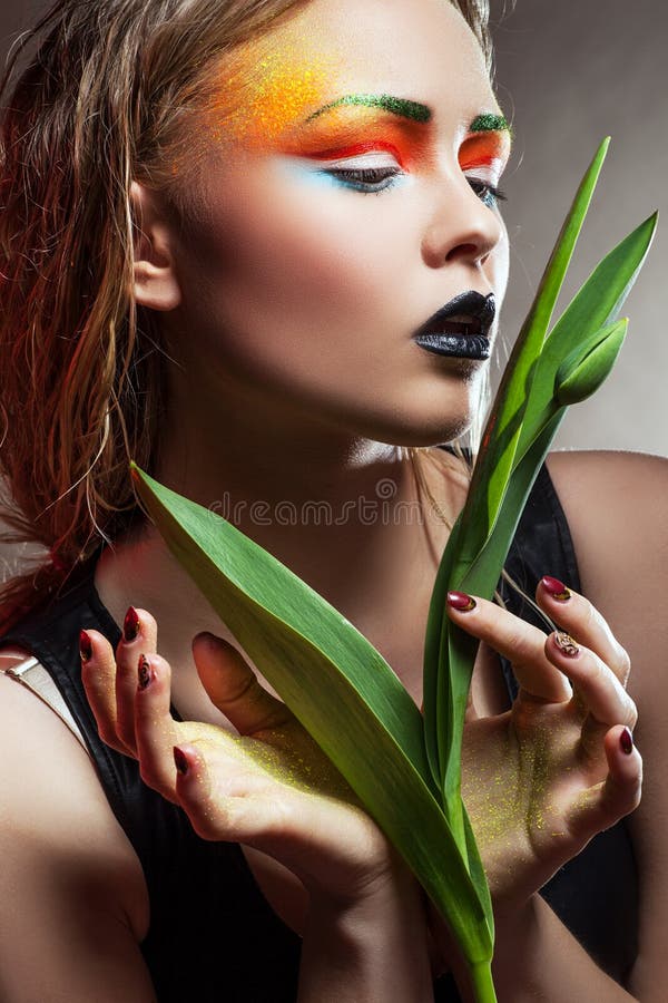 Mulher da beleza com flores do grupo Composição profissional imagem de stock Mulher da beleza com flores do grupo Composição profissional imagem de stock