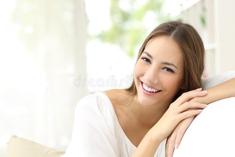 Mulher da beleza com sorriso branco em casa