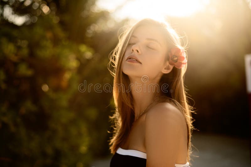 Mulher da beleza da praia do bem-estar dos termas que relaxa e banho de sol na praia Modelo fêmea novo sereno e calmo bonito sobr imagem de stock Mulher da beleza da praia do bem-estar dos termas que relaxa e banho de sol na praia Modelo fêmea novo sereno e calmo bonito sobr imagem de stock