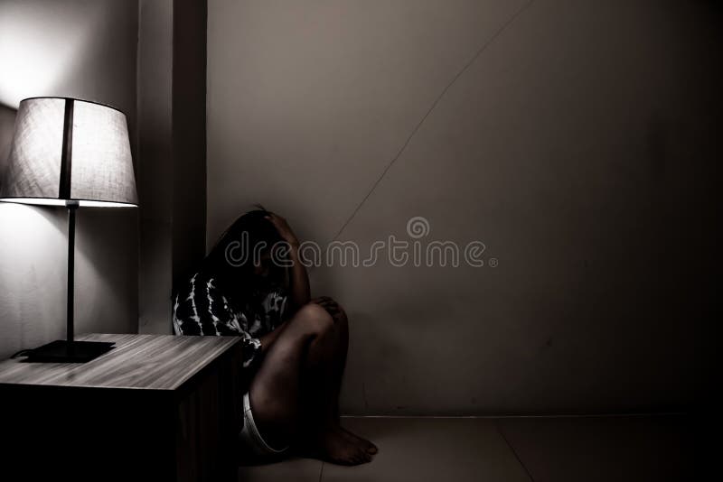 Mulher da depressão apenas na sala escura Problema de saúde mental, PTSD imagem de stock royalty free Mulher da depressão apenas na sala escura Problema de saúde mental, PTSD imagem de stock royalty free