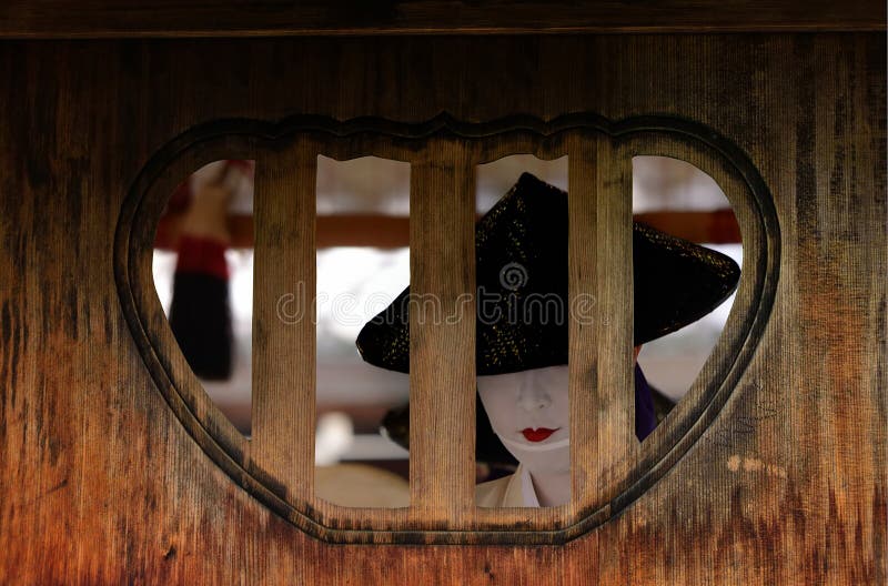 Mulher da gueixa e placa de madeira, Kyoto Japão foto de stock Mulher da gueixa e placa de madeira, Kyoto Japão foto de stock