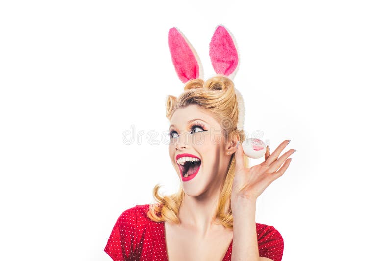 Mulher da Páscoa Mulher que veste um coelhinho da Páscoa e olhares da máscara muito sensualmente Mulher do Pinup nas orelhas do c fotografia de stock royalty free Mulher da Páscoa Mulher que veste um coelhinho da Páscoa e olhares da máscara muito sensualmente Mulher do Pinup nas orelhas do c fotografia de stock royalty free