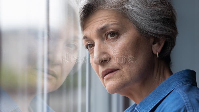 Mulher de 60 anos frustrada que olha à distância.
