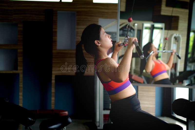 Jovens Esportistas Fazendo Esquadras De Sumo Com Kettlebell Na Academia  Conceito De Esporte E Exercício Foto de Stock - Imagem de equipamento,  povos: 170252468