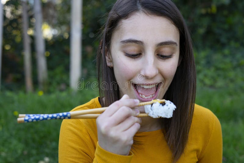 Mulher de boca aberta comendo sushi fotografia de stock royalty free
