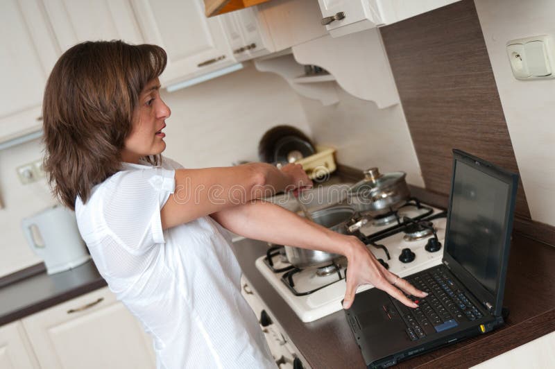 Mulher ocupada - trabalho em casa fotografia de stock