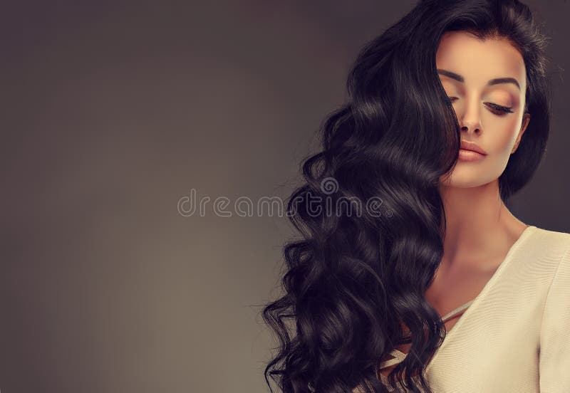 Mulher de cabelo preta com penteado volumoso, brilhante e encaracolado Cabelo frisado imagens de stock
