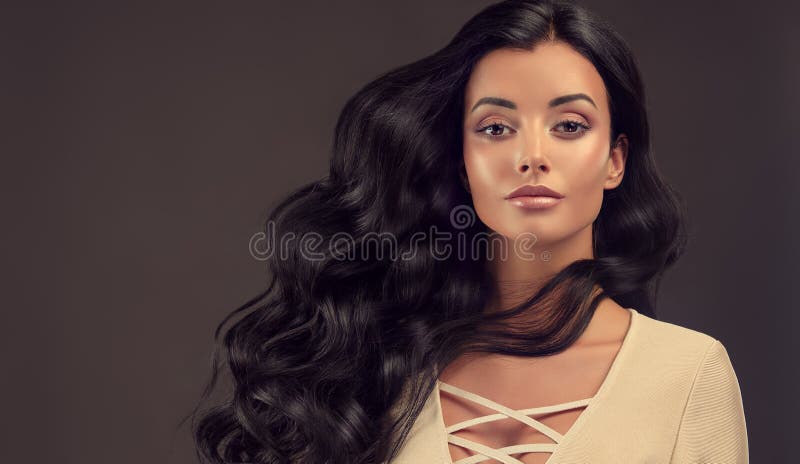 Mulher de cabelo preta nova com cabelo volumoso, brilhante e ondulado foto de stock royalty free