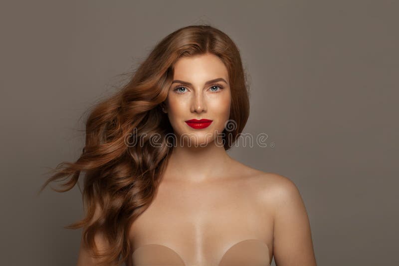 Mulher de cabelo vermelha bonita Menina elegante do ruivo com cabelo encaracolado e composição elegante