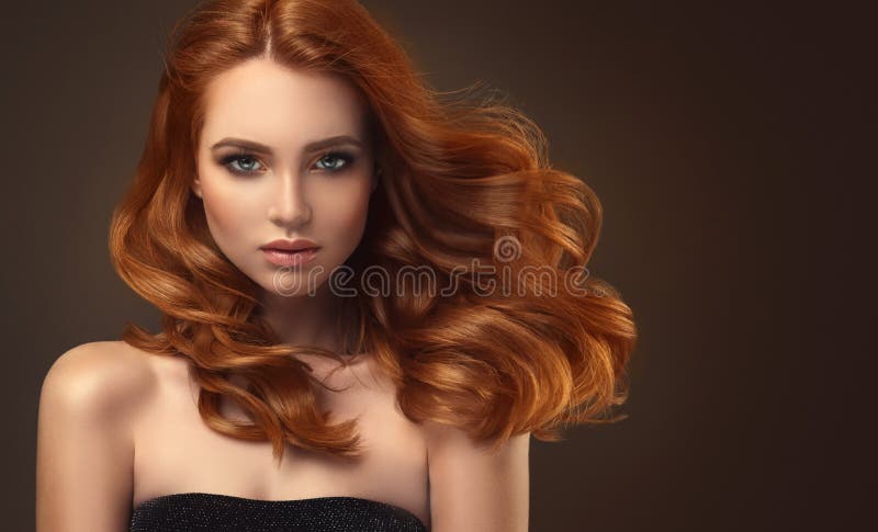 Mulher de cabelo vermelha com penteado volumoso, brilhante e encaracolado Cabelo do vôo