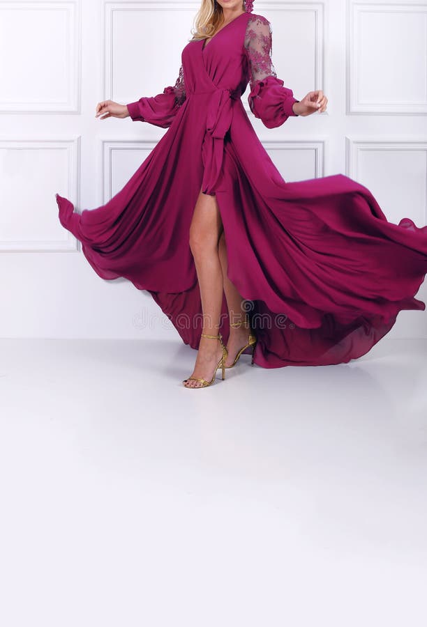 Mulher de cabelos compridos bonita no vestido roxo imagem de stock Mulher de cabelos compridos bonita no vestido roxo imagem de stock