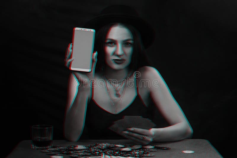 empresário com smartphone jogando poker online e mesa de cassino