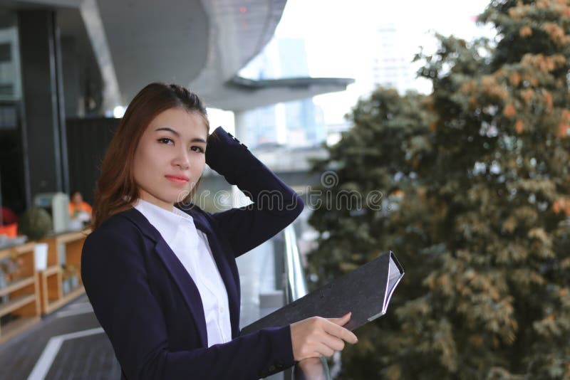 O ângulo Largo Disparou Da Mulher De Negócio Atrativa Nova Que Usa