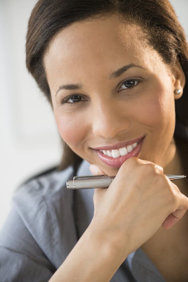 Jovem Mulher Pintando As Unhas Dos Pés E Falar Ao Telefone Clipart De Stock, Royalty-Free