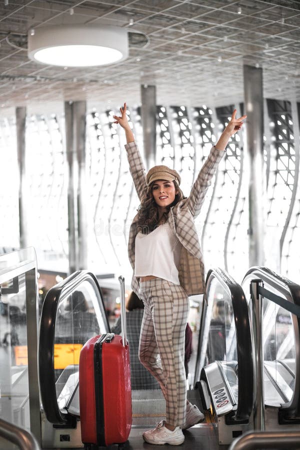Mulher de neg?cio bonita na escada rolante no aeroporto fotografia de stock Mulher de neg?cio bonita na escada rolante no aeroporto fotografia de stock