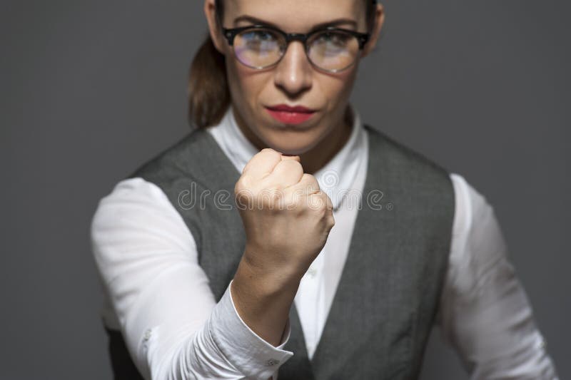 Mulher de neg?cios atrativa unpleased irritada que olha o punho da exibi??o da c?mera imagens de stock Mulher de neg?cios atrativa unpleased irritada que olha o punho da exibi??o da c?mera imagens de stock