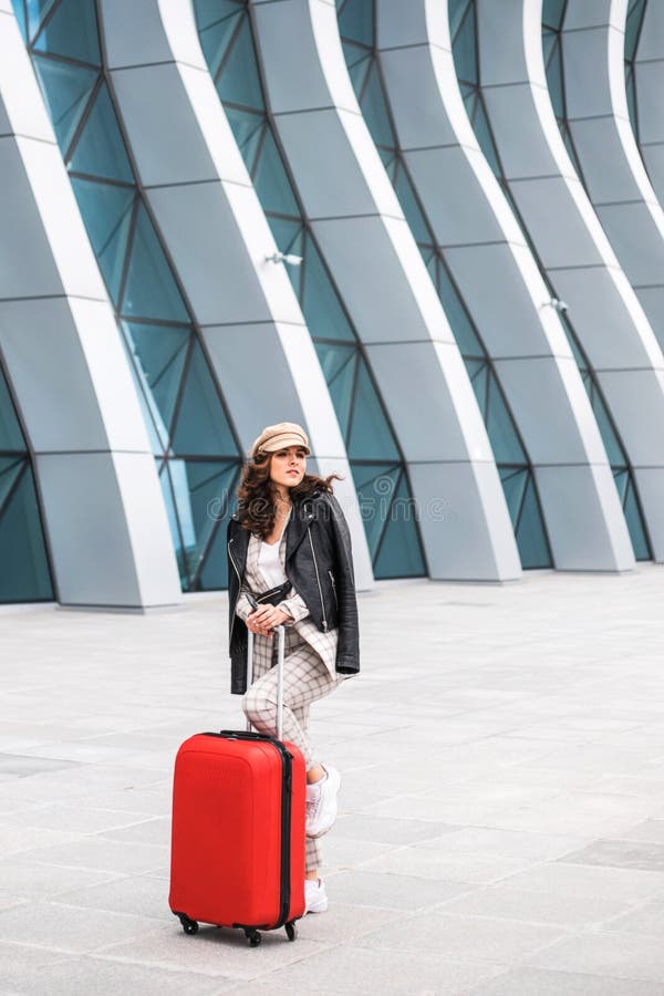 Mulher de neg?cios bonita perto do contexto do aeroporto imagens de stock Mulher de neg?cios bonita perto do contexto do aeroporto imagens de stock