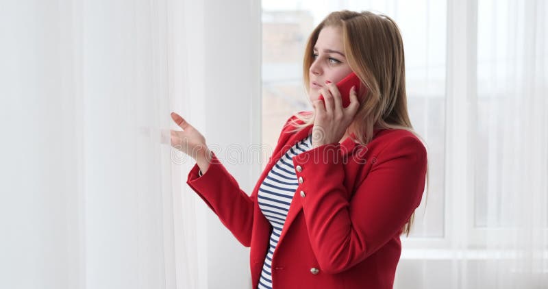 Mulher de neg?cios que fala no telefone m?vel