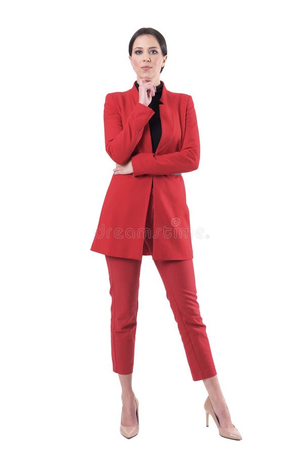 Mulher de negócio atrativa séria elegante no terno vermelho com mão no queixo que olha a câmera fotografia de stock royalty free Mulher de negócio atrativa séria elegante no terno vermelho com mão no queixo que olha a câmera fotografia de stock royalty free