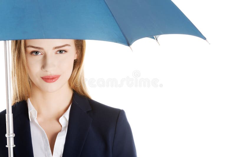 Mulher de negócio caucasiano bonita que está sob o guarda-chuva. imagens de stock Mulher de negócio caucasiano bonita que está sob o guarda-chuva. imagens de stock