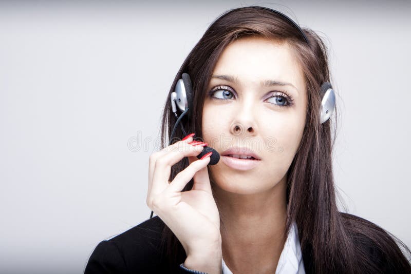 Mulher de negócio com auriculares fotografia de stock Mulher de negócio com auriculares fotografia de stock