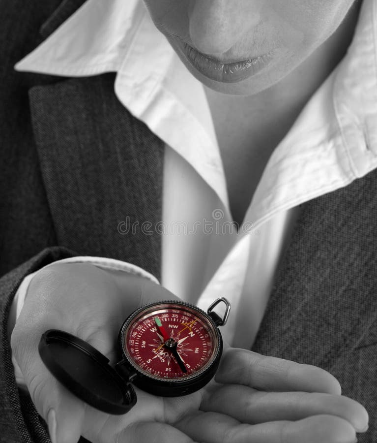 Mulher de negócio com compasso em sua mão imagens de stock royalty free Mulher de negócio com compasso em sua mão imagens de stock royalty free
