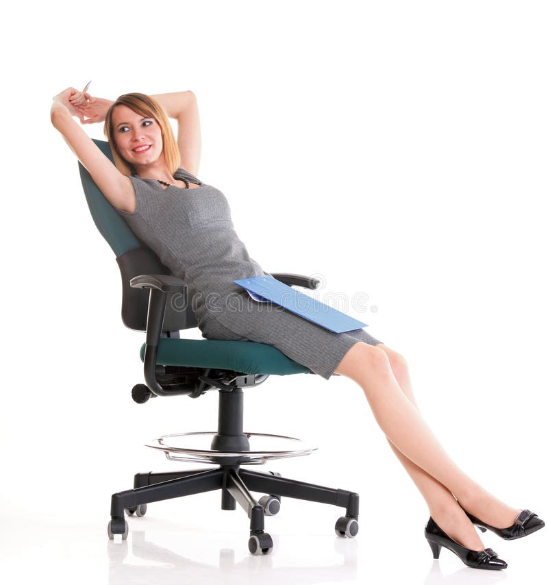 A mulher de negócio completa do comprimento que senta-se na cadeira que guarda a prancheta é foto de stock A mulher de negócio completa do comprimento que senta-se na cadeira que guarda a prancheta é foto de stock