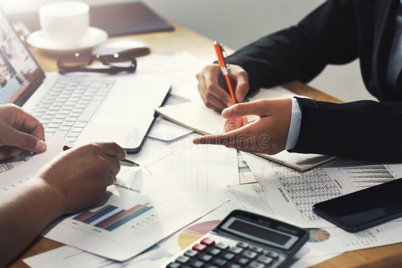 mulher de negócio dos trabalhos de equipe que trabalha na mesa no conceito de contabilidade do escritório financeiro foto de stock mulher de negócio dos trabalhos de equipe que trabalha na mesa no conceito de contabilidade do escritório financeiro foto de stock