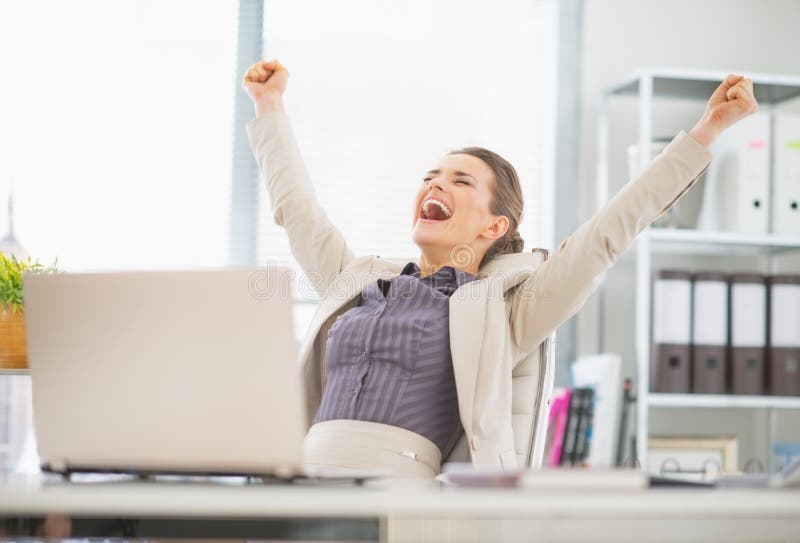 Mulher de negócio feliz no sucesso do júbilo do escritório