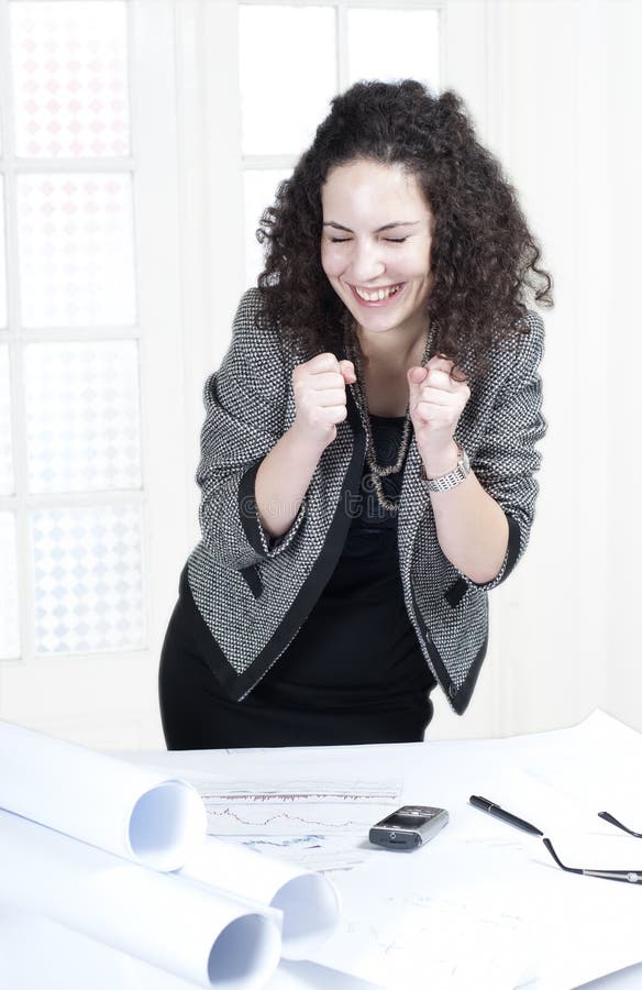 Mulher de negócio feliz no trabalho imagens de stock Mulher de negócio feliz no trabalho imagens de stock