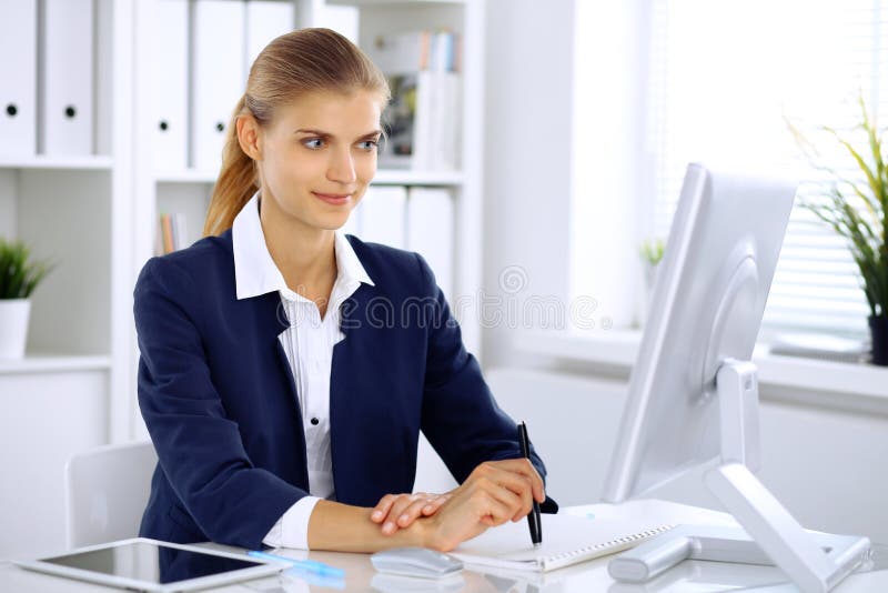 Mulher de negócio moderna no escritório imagens de stock Mulher de negócio moderna no escritório imagens de stock