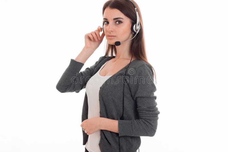 Mulher de negócio moreno bonita nova com os fones de ouvido e o microfone que olham a câmera isolada no fundo branco fotos de stock Mulher de negócio moreno bonita nova com os fones de ouvido e o microfone que olham a câmera isolada no fundo branco fotos de stock