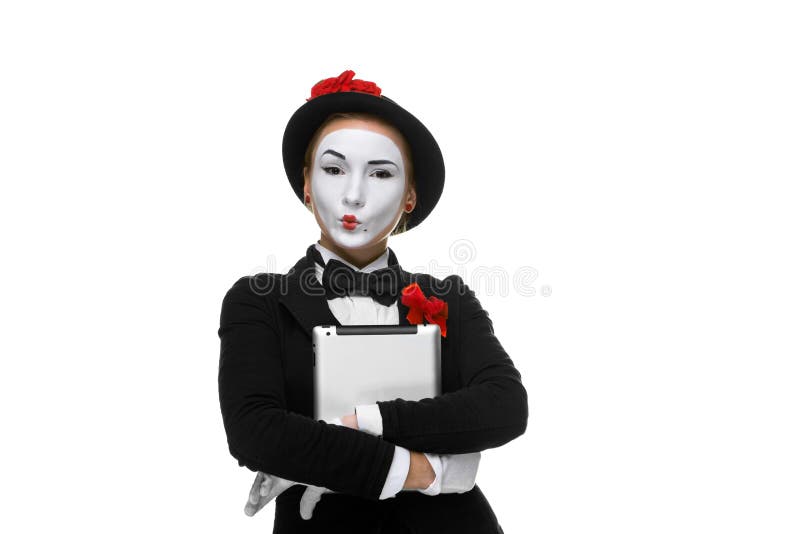A mulher de negócio na imagem mimica guardando o PC da tabuleta imagens de stock royalty free A mulher de negócio na imagem mimica guardando o PC da tabuleta imagens de stock royalty free