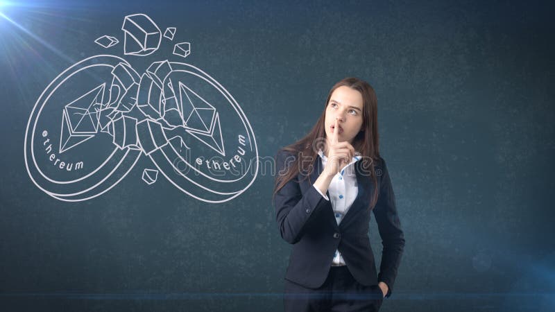 Mulher de negócio nova da beleza que está esboços próximos da moeda cripto da moeda de Ethereum Conceito do negócio do ícone de E imagens de stock Mulher de negócio nova da beleza que está esboços próximos da moeda cripto da moeda de Ethereum Conceito do negócio do ícone de E imagens de stock
