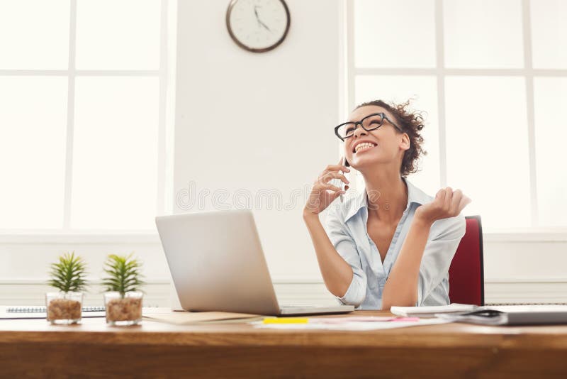 Mulher de negócio que aprecia o projeto bem sucedido imagens de stock royalty free Mulher de negócio que aprecia o projeto bem sucedido imagens de stock royalty free