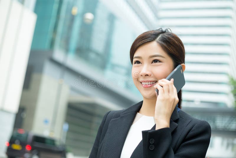 Mulher de negócio que fala ao telefone celular imagem de stock Mulher de negócio que fala ao telefone celular imagem de stock