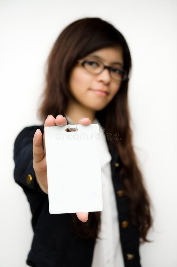 Mulher de negócio que mostra o cartão em branco da identificação