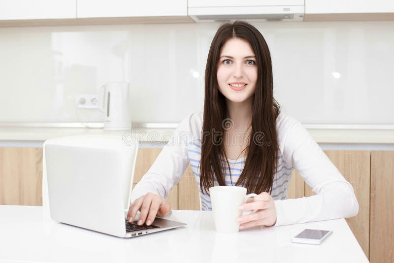 Mulher de negócio que trabalha de sua casa multitasking imagens de stock royalty free Mulher de negócio que trabalha de sua casa multitasking imagens de stock royalty free