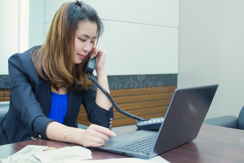 a mulher de negócio 30s asiática está falando no telefone ao trabalhar foto de stock a mulher de negócio 30s asiática está falando no telefone ao trabalhar foto de stock