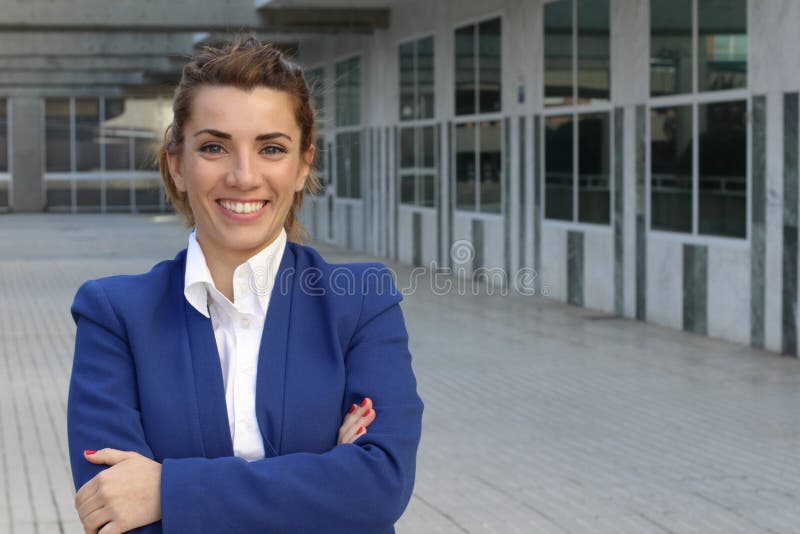 Mulher de negócios adulta meados de que sorri com os braços cruzados e o espaço da cópia imagem de stock royalty free Mulher de negócios adulta meados de que sorri com os braços cruzados e o espaço da cópia imagem de stock royalty free