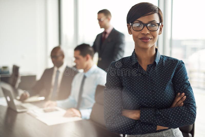 Jovem empresária africana confiante foto de stock