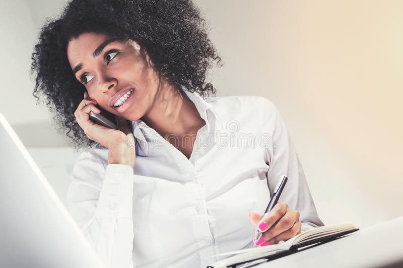Mulher de negócios afro-americano no telefone fotos de stock Mulher de negócios afro-americano no telefone fotos de stock