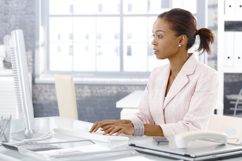 Mulher de negócios afro atrativa no trabalho imagens de stock royalty free Mulher de negócios afro atrativa no trabalho imagens de stock royalty free