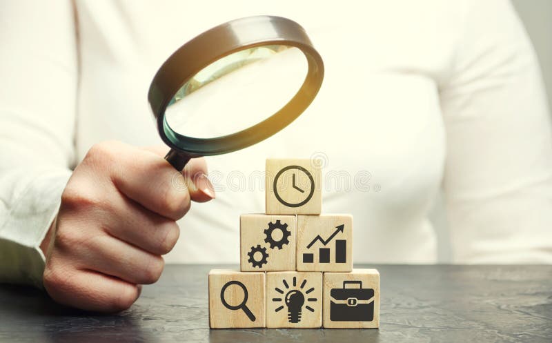 A mulher de negócios analisa a estratégia empresarial Desenvolvimento da empresa O conceito de desenvolver tecnologias inovativas fotografia de stock A mulher de negócios analisa a estratégia empresarial Desenvolvimento da empresa O conceito de desenvolver tecnologias inovativas fotografia de stock
