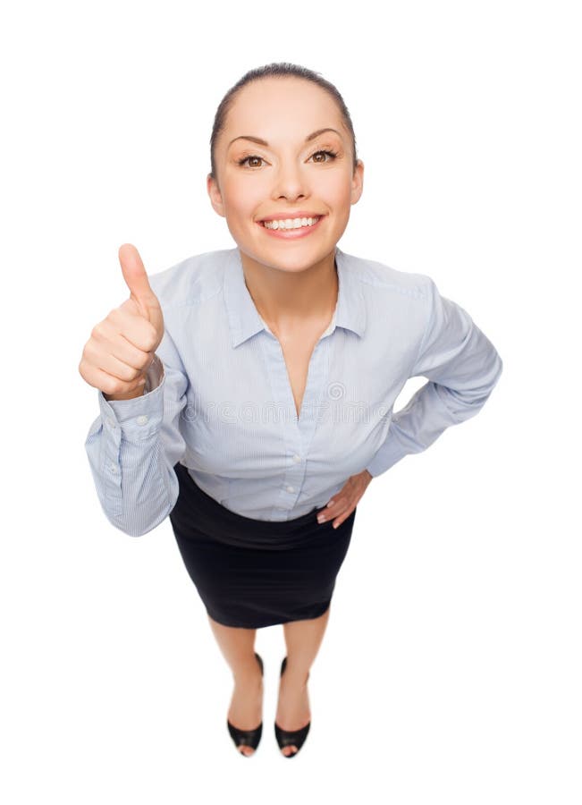 Mulher de negócios asiática de sorriso que mostra os polegares acima foto de stock royalty free Mulher de negócios asiática de sorriso que mostra os polegares acima foto de stock royalty free