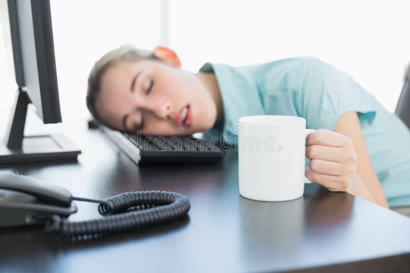 Mulher de negócios bonito que senta-se em sua dormida da cadeira de giro imagem de stock royalty free Mulher de negócios bonito que senta-se em sua dormida da cadeira de giro imagem de stock royalty free