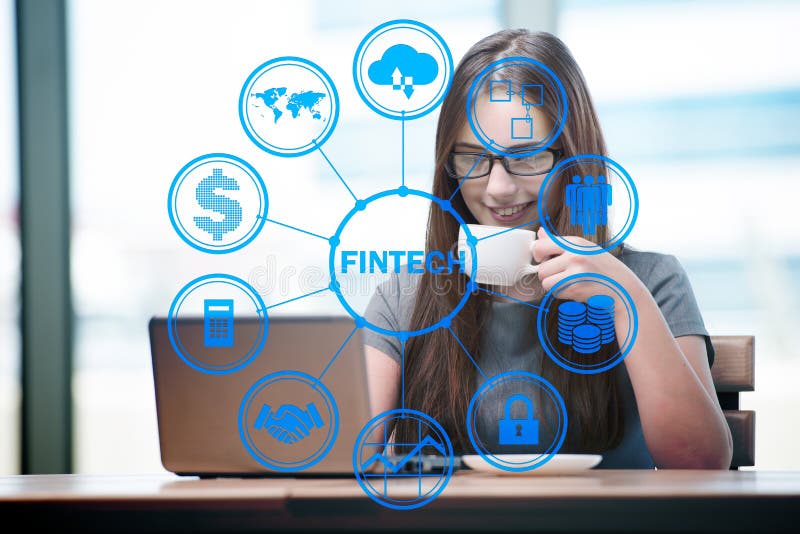 Mulher de negócios com o computador no fintech financeiro da tecnologia concentrado imagem de stock Mulher de negócios com o computador no fintech financeiro da tecnologia concentrado imagem de stock