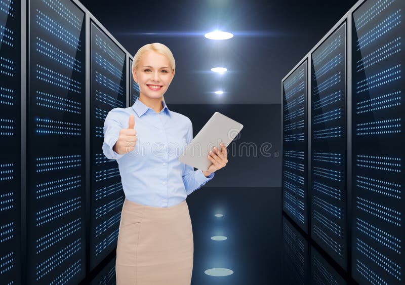 Mulher de negócios com o PC da tabuleta sobre a sala do servidor fotos de stock Mulher de negócios com o PC da tabuleta sobre a sala do servidor fotos de stock